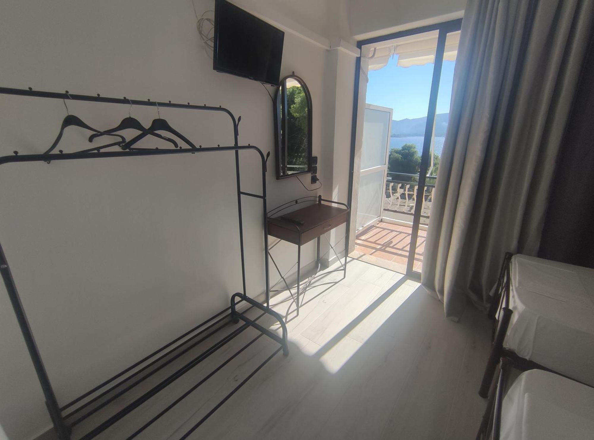 Lions 2 Studios & Apartments, Poros Island. Pórosz Kültér fotó
